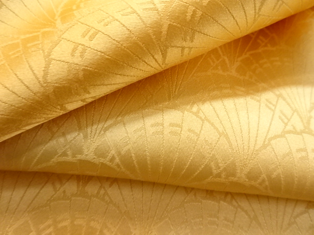  檜扇青海波模様織り出し暈し色無地着物